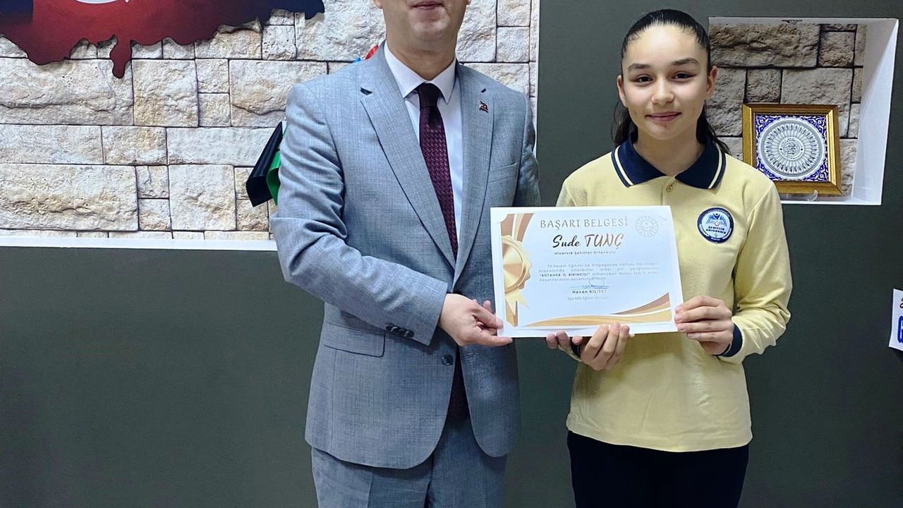 Hisarcık’ta şiir yarışması birincisi Sude Tunç ödüllendirildi