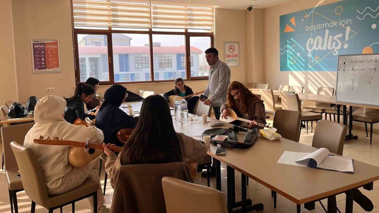 Hızır Bey Yurdu'nda Kız Öğrenciler Bağlama Kursuyla Kültürel Beceri Ediniyor