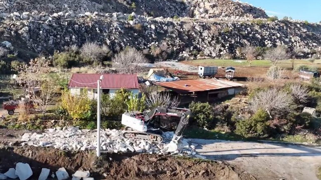 Honaz Belediyesi Emirazizli Mahallesi'nde çevre düzenleme ve taş duvar çalışmalarını sürdürüyor