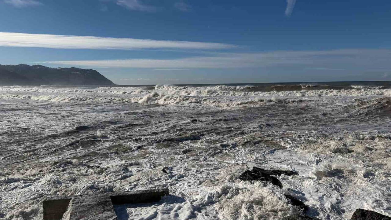 Hopa'da dev dalgalar: Cep telefonu ile görüntü çeken vatandaş son anda kurtuldu