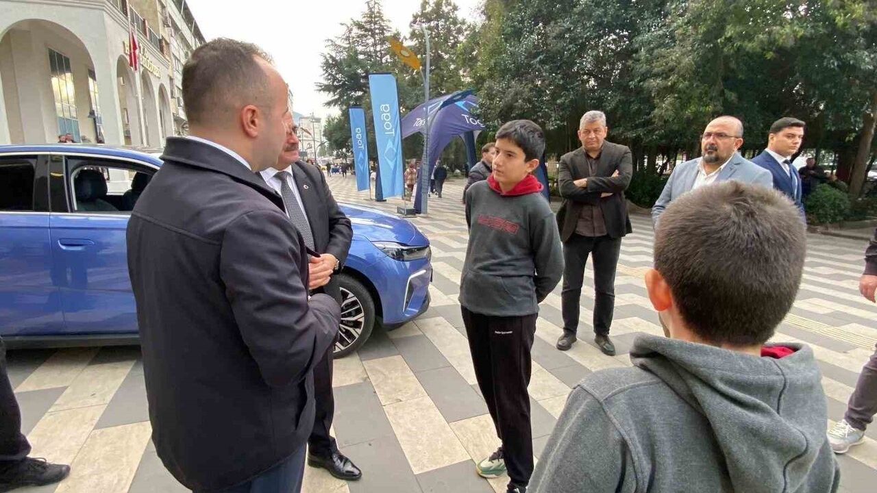 Hopa Kaymakamı Abdullah Arslantürk, BİLSEM Öğrencilerine Togg T10F ile Şehir Turu Düzenledi