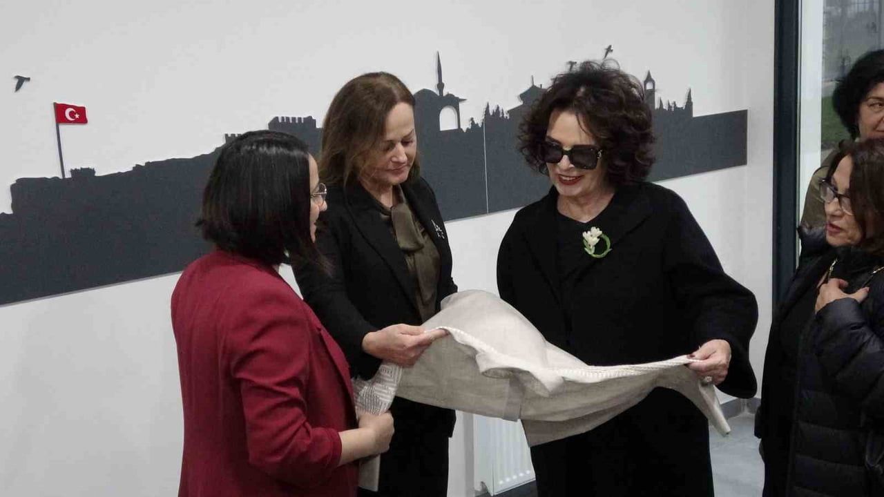 Hülya Koçyiğit, Trabzon Film Festivali kapsamında Kadın Yaşam ve İstihdam Merkezi'ni ziyaret etti