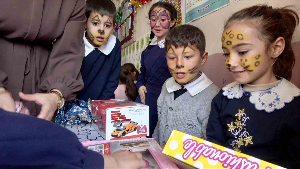 İbrahim Çeçen Vakfı'nın 'Mutluluk Harekatı' Ağrı'da binlerce çocuğun oyuncak hayalini gerçekleştirdi