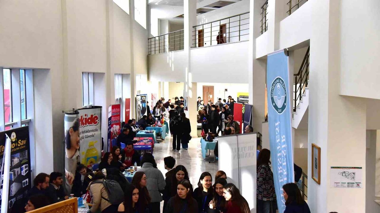 İbrahim Hatipoğlu Balıkesir Üniversitesi'nde Gençlere Kariyer Tavsiyeleri Verdi