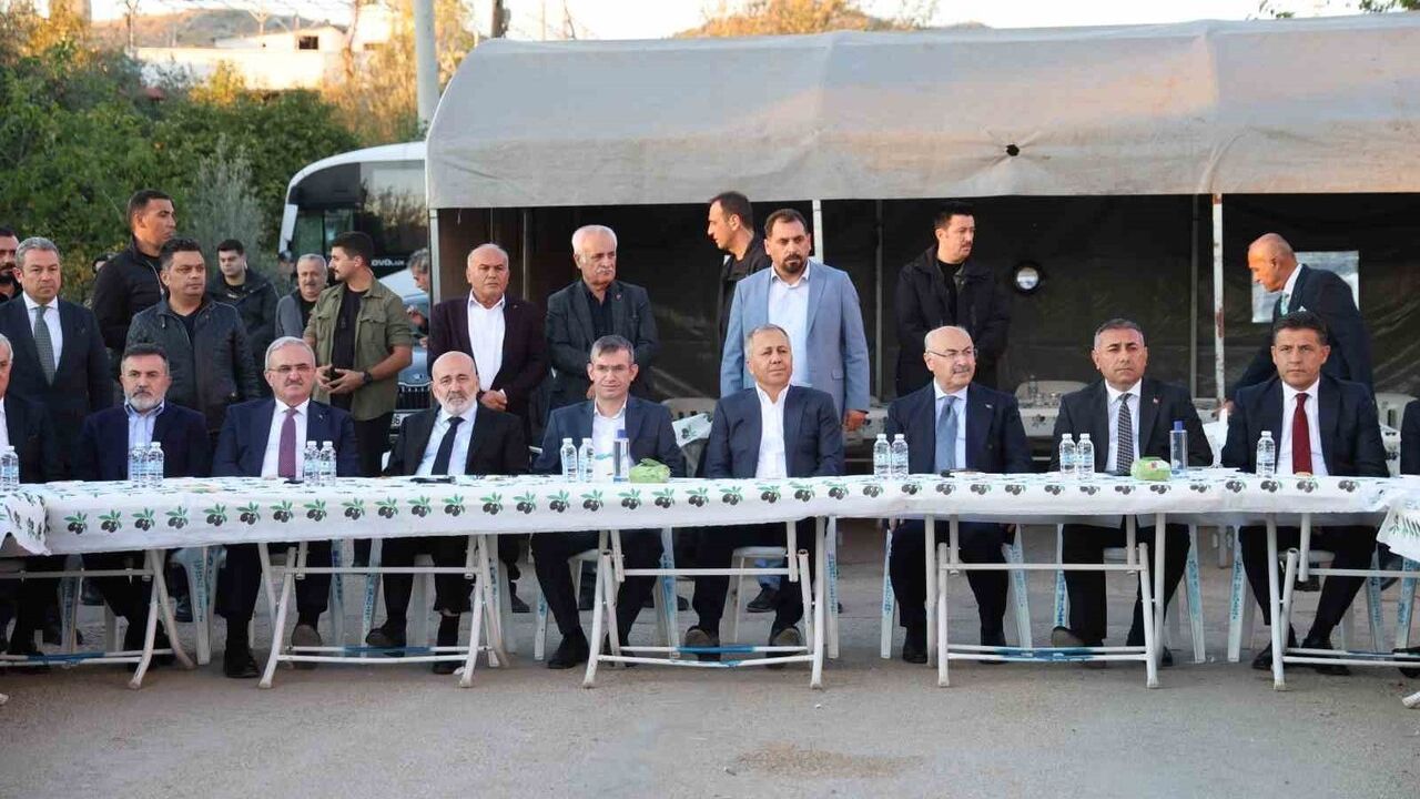 İçişleri Bakanı Ali Yerlikaya, Kozan'da Başıbüyük Ailesine Taziye Ziyaretinde Bulundu