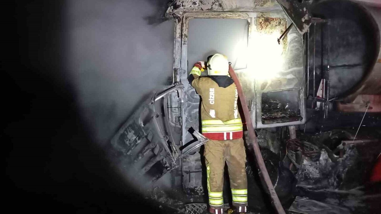 İdil'de seyir halindeki tır alev aldı, Cizre Belediyesi itfaiyesi müdahale etti