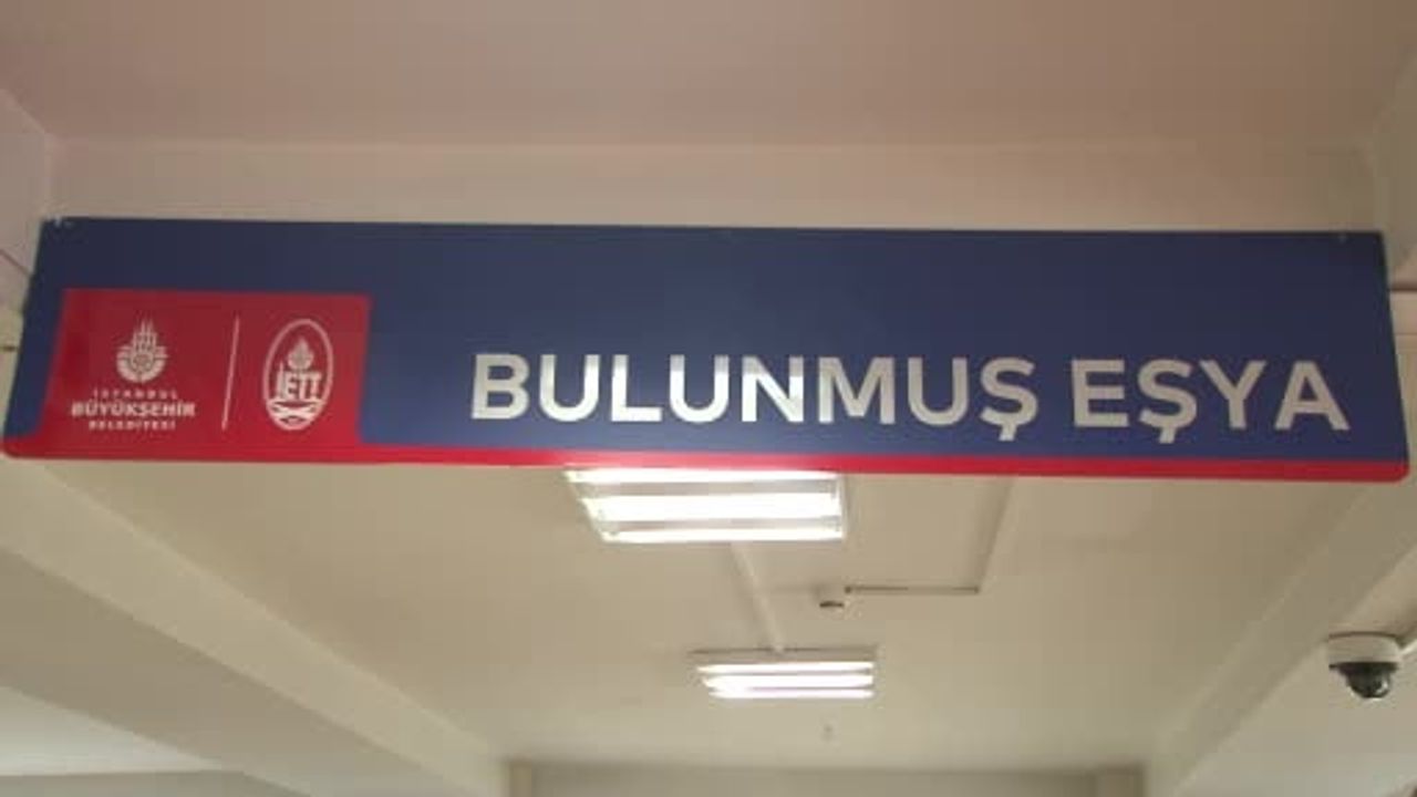 İETT, Karaköy’de unutulan eşyaları sergiledi: Bisiklet, merdiven, ütü ve elektronikler öne çıktı