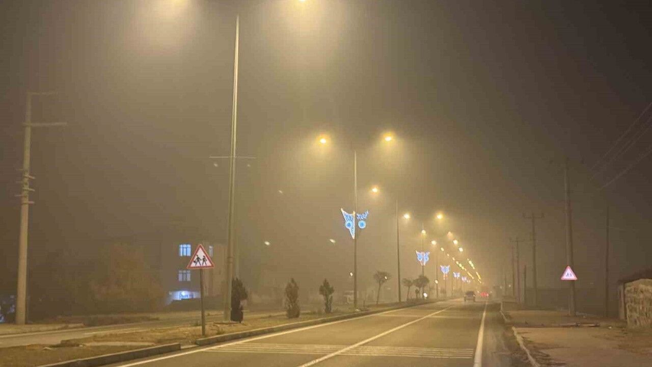 Iğdır'da Gece Boyunca Yoğun Sis Görüş Mesafesini Düşürdü