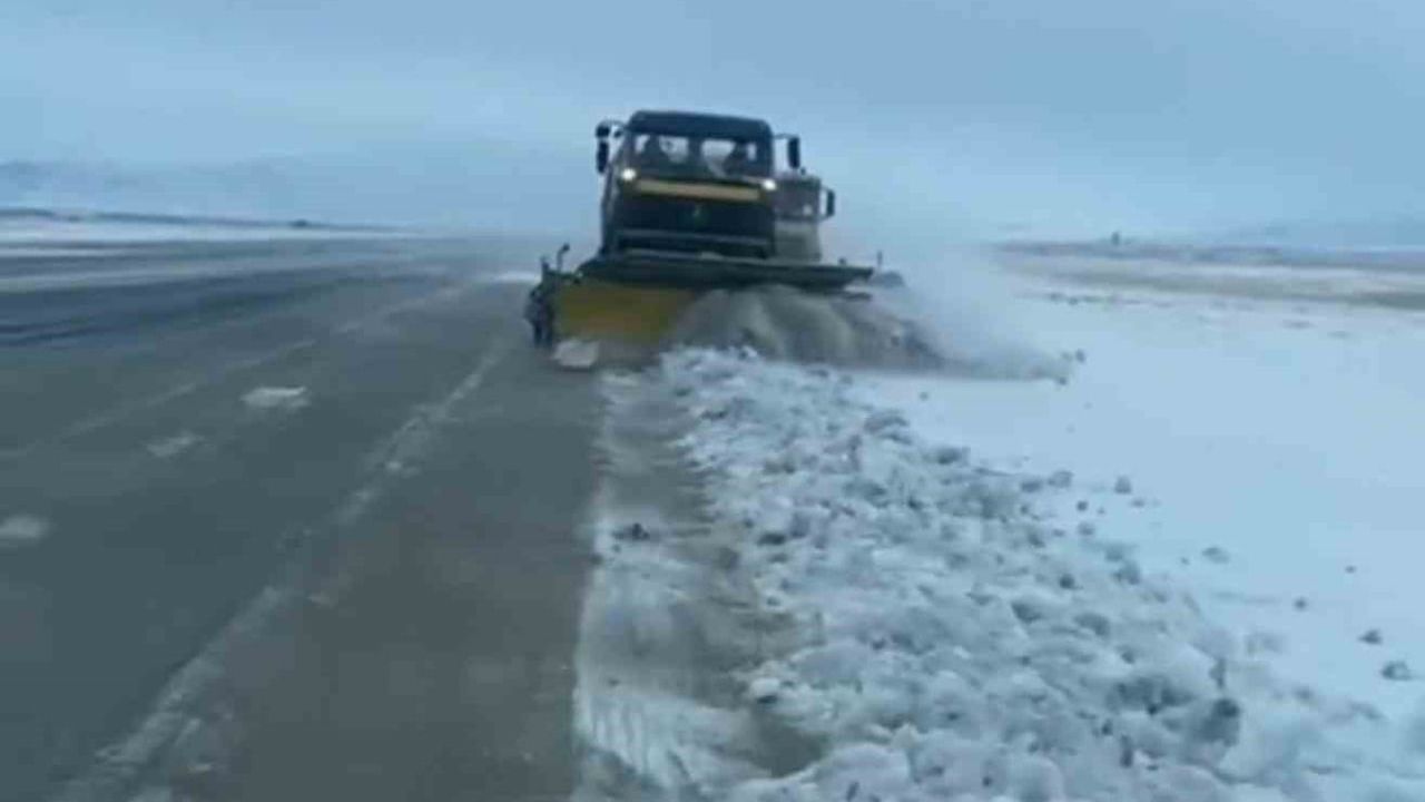 Iğdır’da kar yağışı: 53 köy yolu ulaşıma kapandı, havalimanında kar temizleme çalışmaları sürüyor