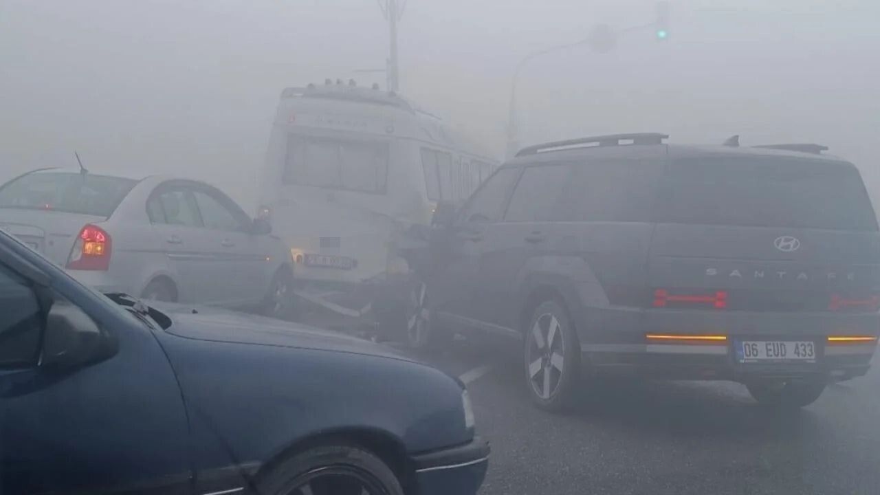 Iğdır'da Sanayi Yolu'nda Yoğun Sis Nedeniyle 3 Araçlı Zincirleme Kaza