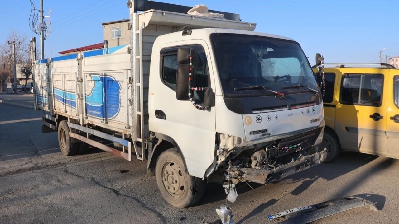 Iğdır-Halfeli yolunda otomobil ile kamyonet kafa kafaya çarpıştı — yaralanma yok