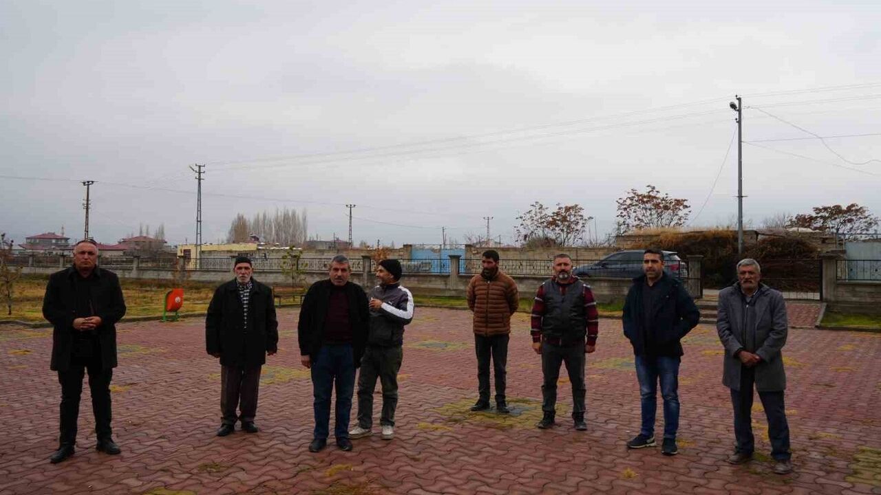 Iğdır Karaağaç Mahallesi'nde durdurulan doğalgaz çalışmaları mahalleyi ikiye böldü