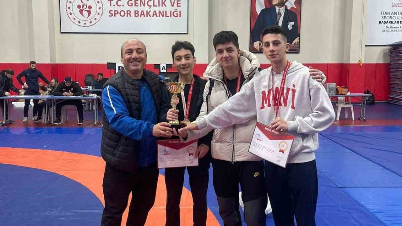 İhlas Koleji, Okullararası Güreş İstanbul Şampiyonası'nda Takım İkinciliğiyle Marmara Bölge Şampiyonası Hakkı Kazandı