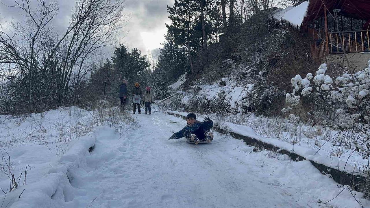 İhsangazi'de çocuklar kar yağışını poşetlerle değerlendirdi