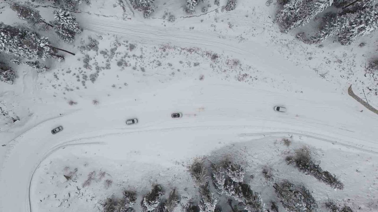 Ilgaz Dağı karla beyaza büründü, havadan kaydedilen görüntüler kartpostallık manzara sundu