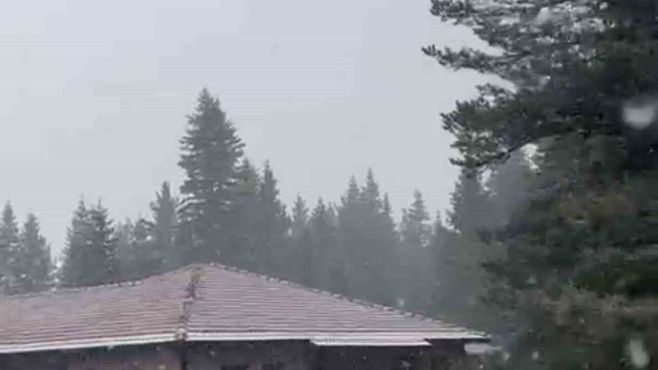 Ilgaz Dağı'nda kar yağışı başladı, yüksek kesimler beyaza büründü