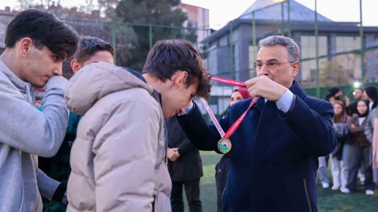 İLKEM Başarı Turnuvası'nda Kılıçdede şampiyon oldu; Başkan Kurnaz: "Topluma faydalı bireyler yetiştiriyoruz"