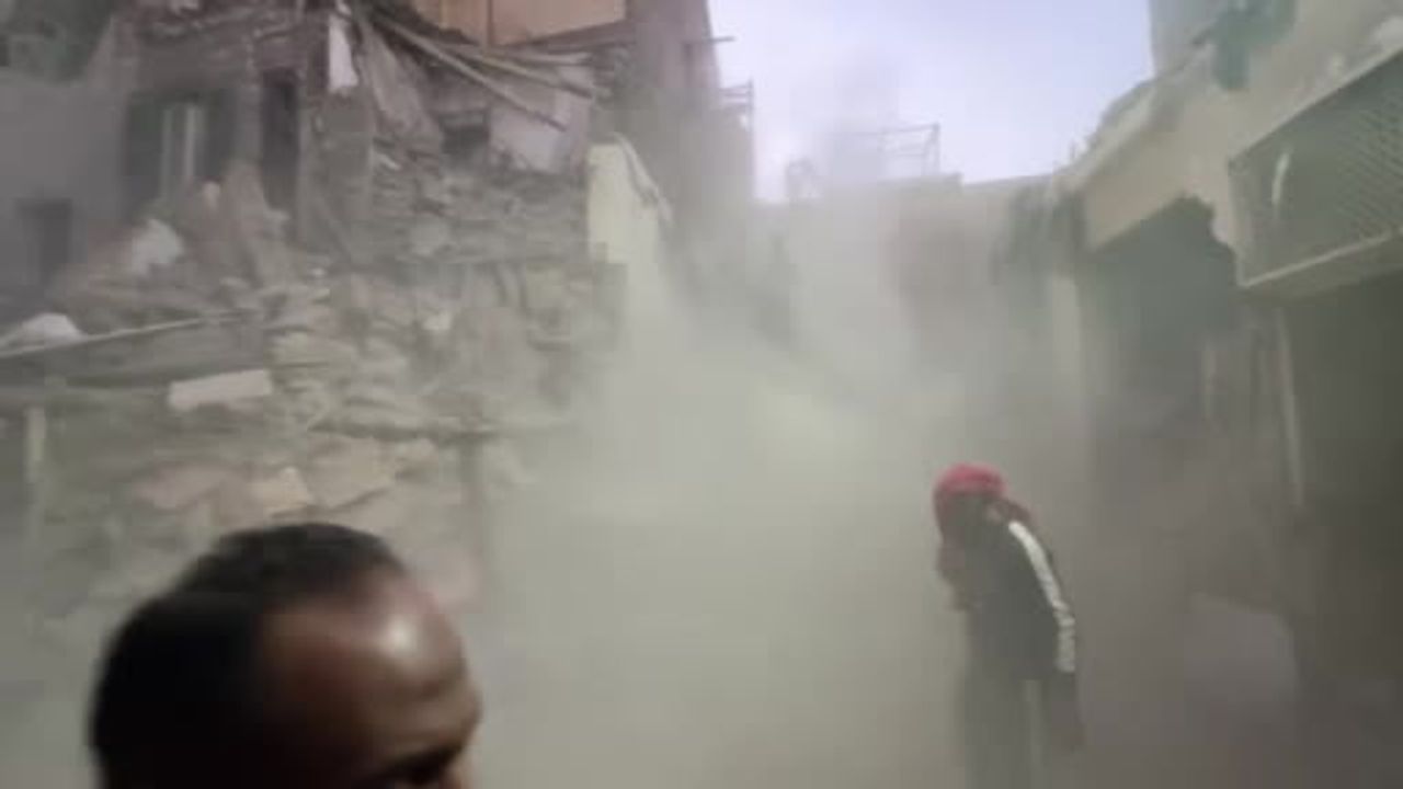 İmbaba’da beş katlı bina çöktü: 8 kişi yaşamını yitirdi