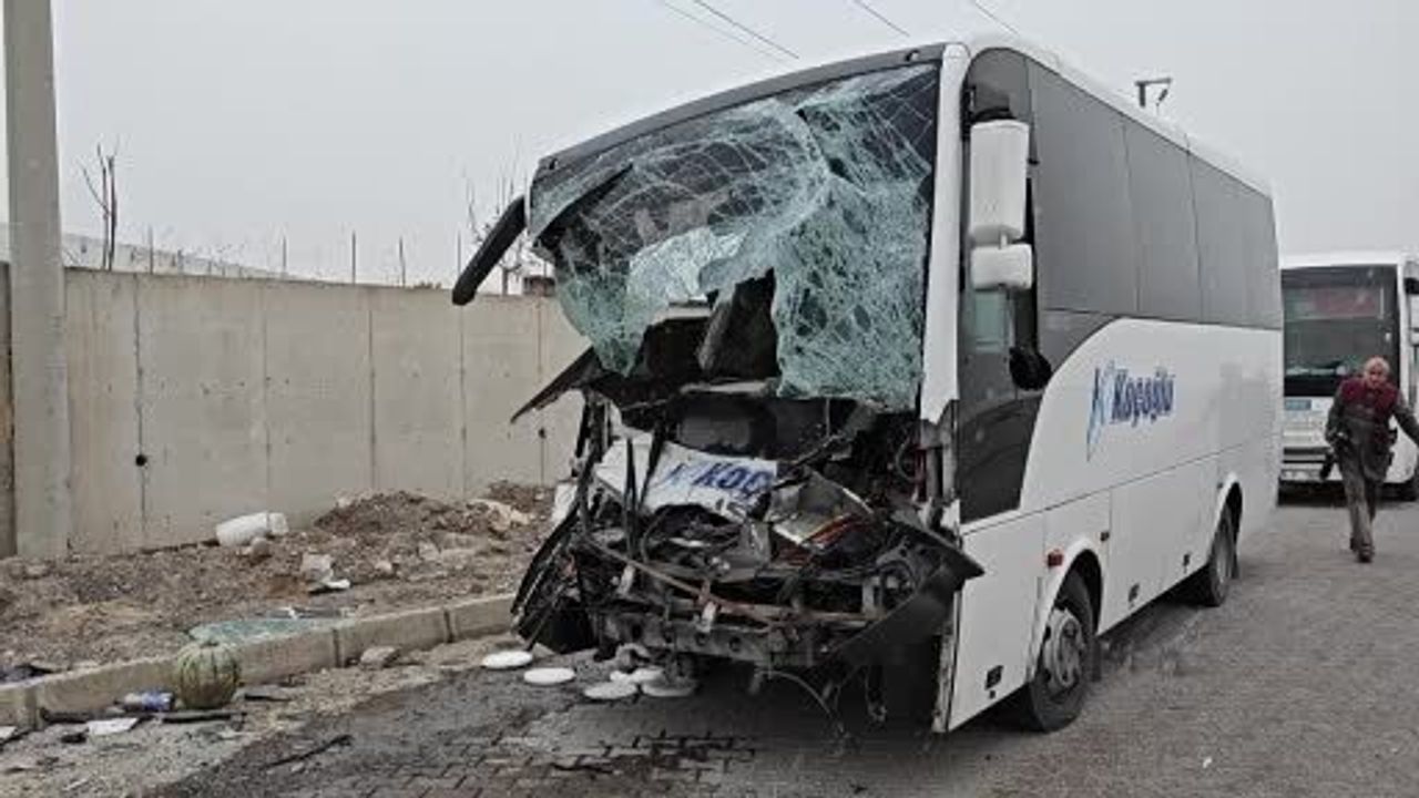 İncesu'da işçi servisi park halindeki tır dorsesine çarptı: 22 yaralı