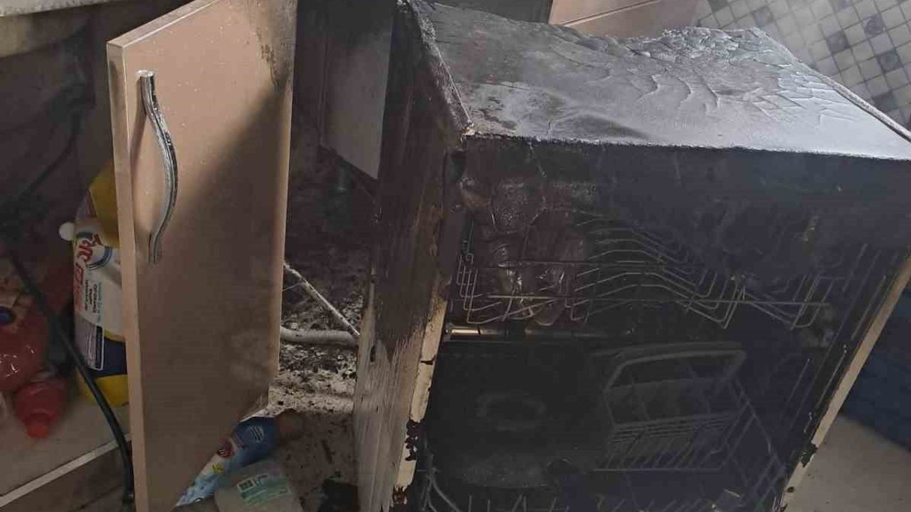 İncirliova'da bulaşık makinesi yangını itfaiyenin hızlı müdahalesiyle söndürüldü