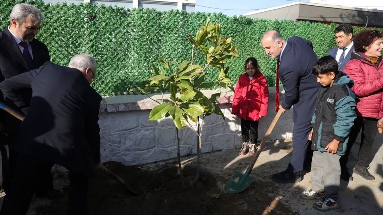 İncirliova'da Öğrencilerle Fidan Dikimi: Başkan Kaya 'Her fidan yarınlara bırakılan yeşil miras'