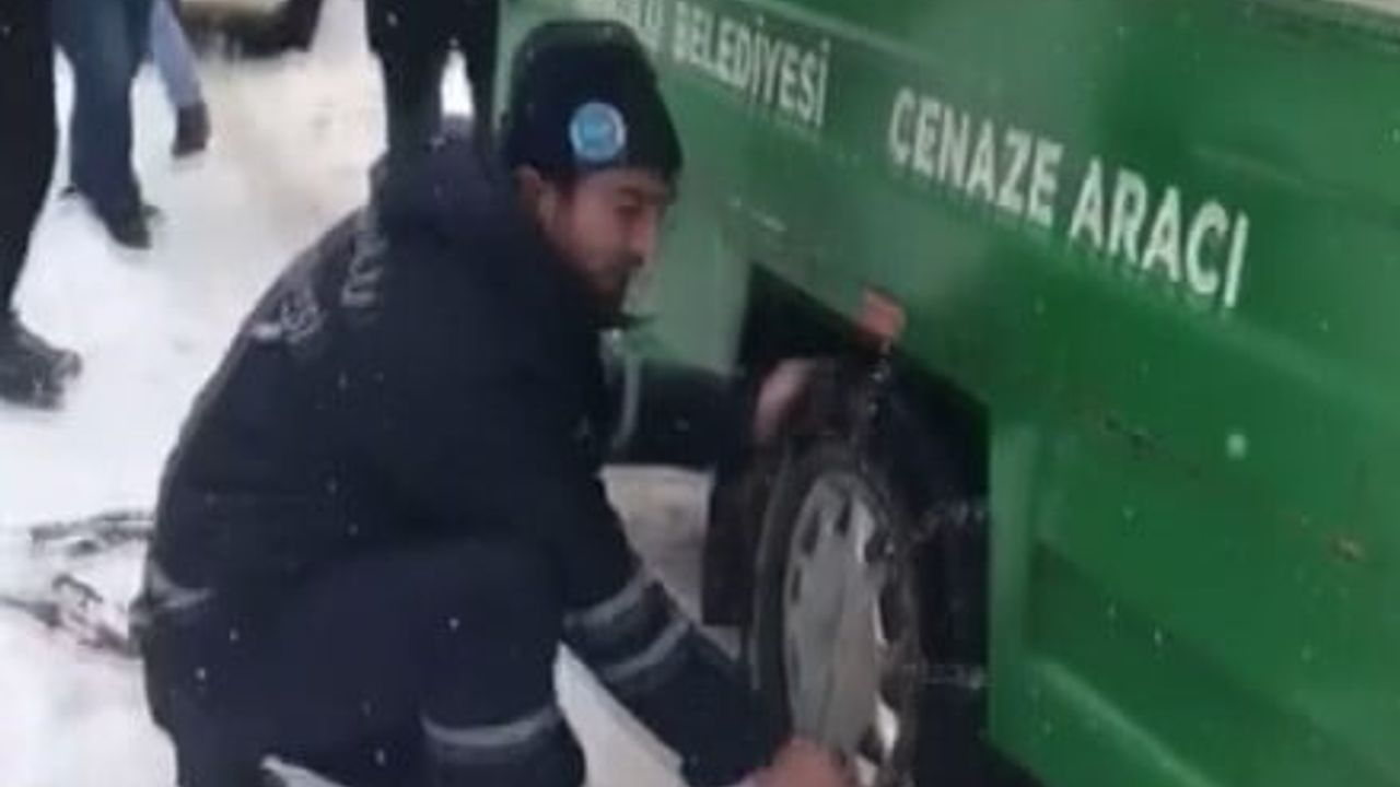 İnebolu Göçkün Köyü'nde cenaze aracı kar nedeniyle mahsur kaldı