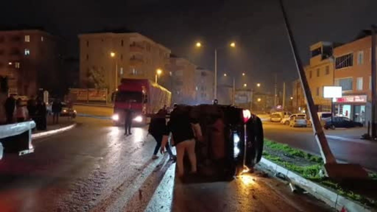 İnegöl-Alanyurt yolunda takla atan otomobil direğe çarptı: 3 kişi yaralandı