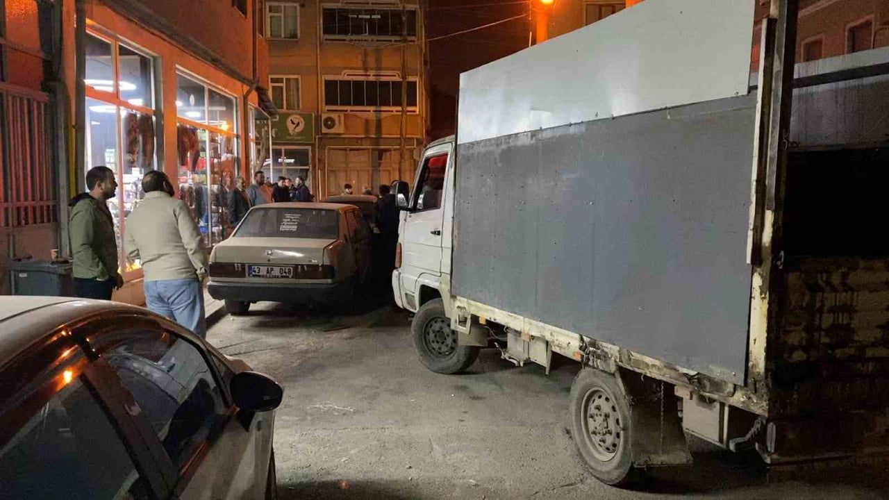 İnegöl'de alkollü sürücünün kamyoneti park halindeki 3 araca çarptı