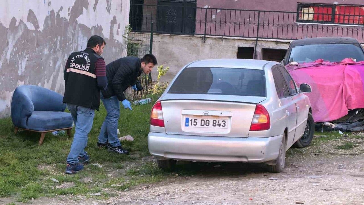 İnegöl'de arkadaşına emanet ettiği otomobilde 6 kurşun izi bulundu