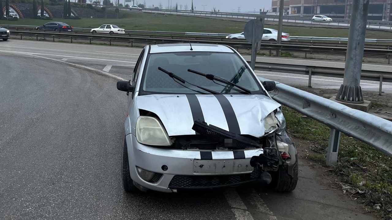 İnegöl'de bariyere çarpan otomobilde 2 kişi yaralandı
