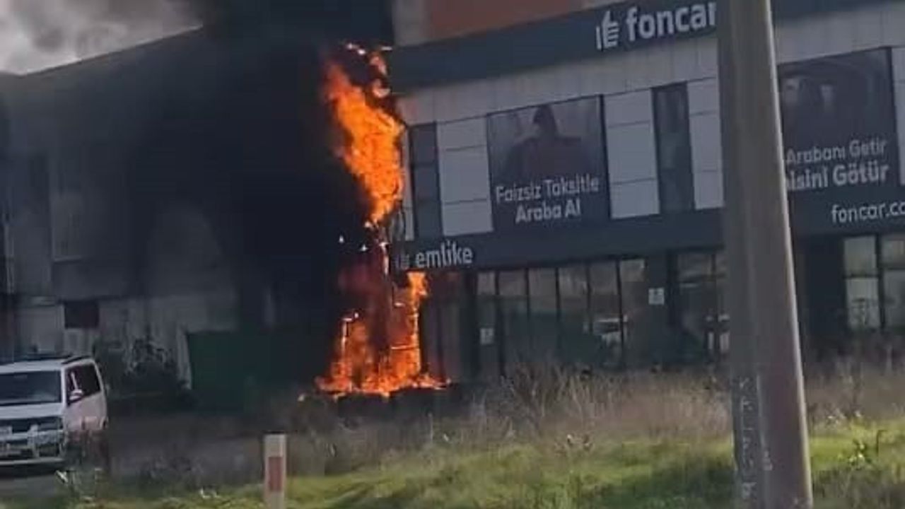 İnegöl'de elektrik panosunda çıkan yangın iki işyerine sıçradı