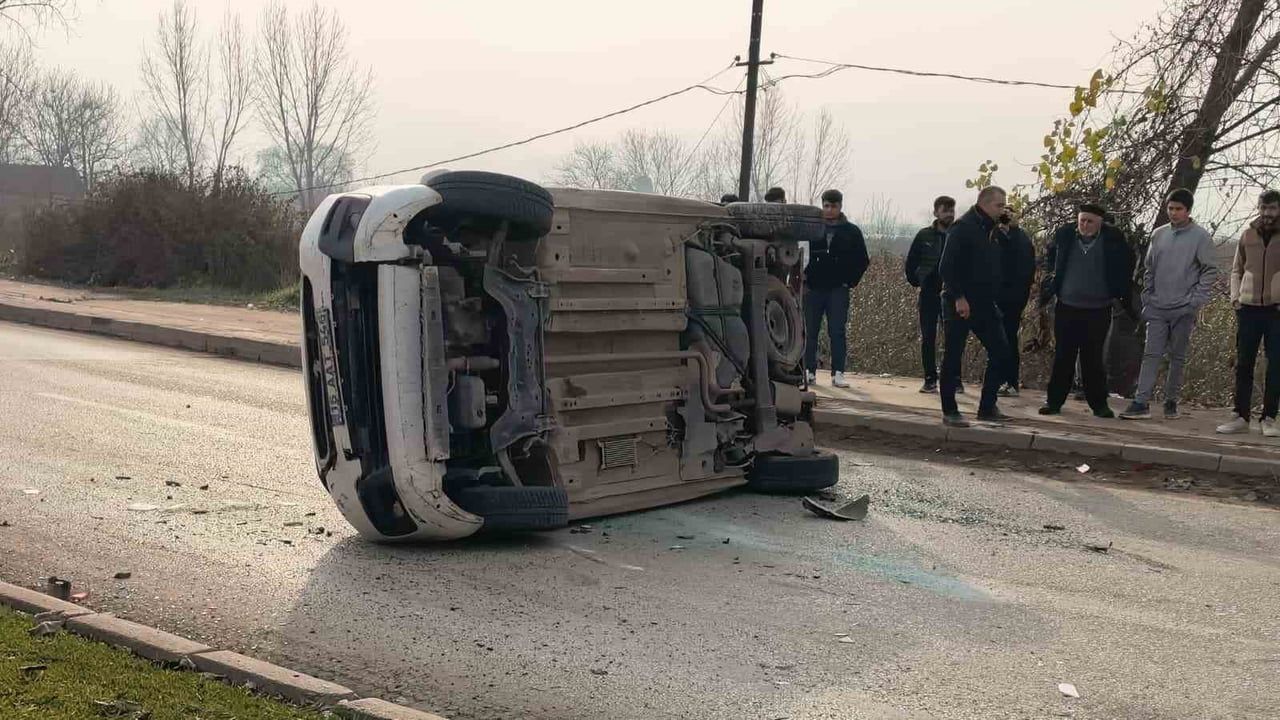 İnegöl'de iki hafif ticari araç çarpıştı: 3'ü çocuk 7 kişi yaralandı