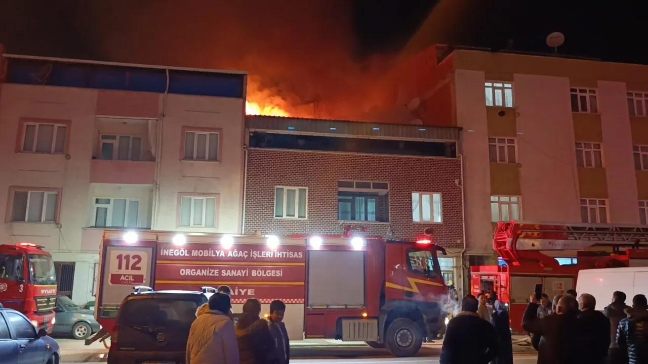İnegöl'de iki katlı evin çatısında çıkan yangın yaklaşık 1 saatte söndürüldü