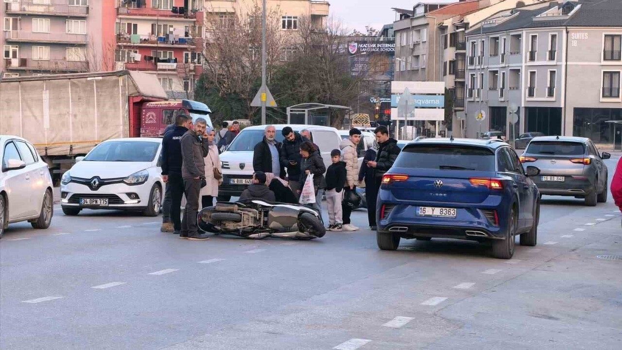 İnegöl'de iki motosiklet çarpıştı: 4 yaralı — Sürücü, yaralı annesinin elini tutup moral verdi