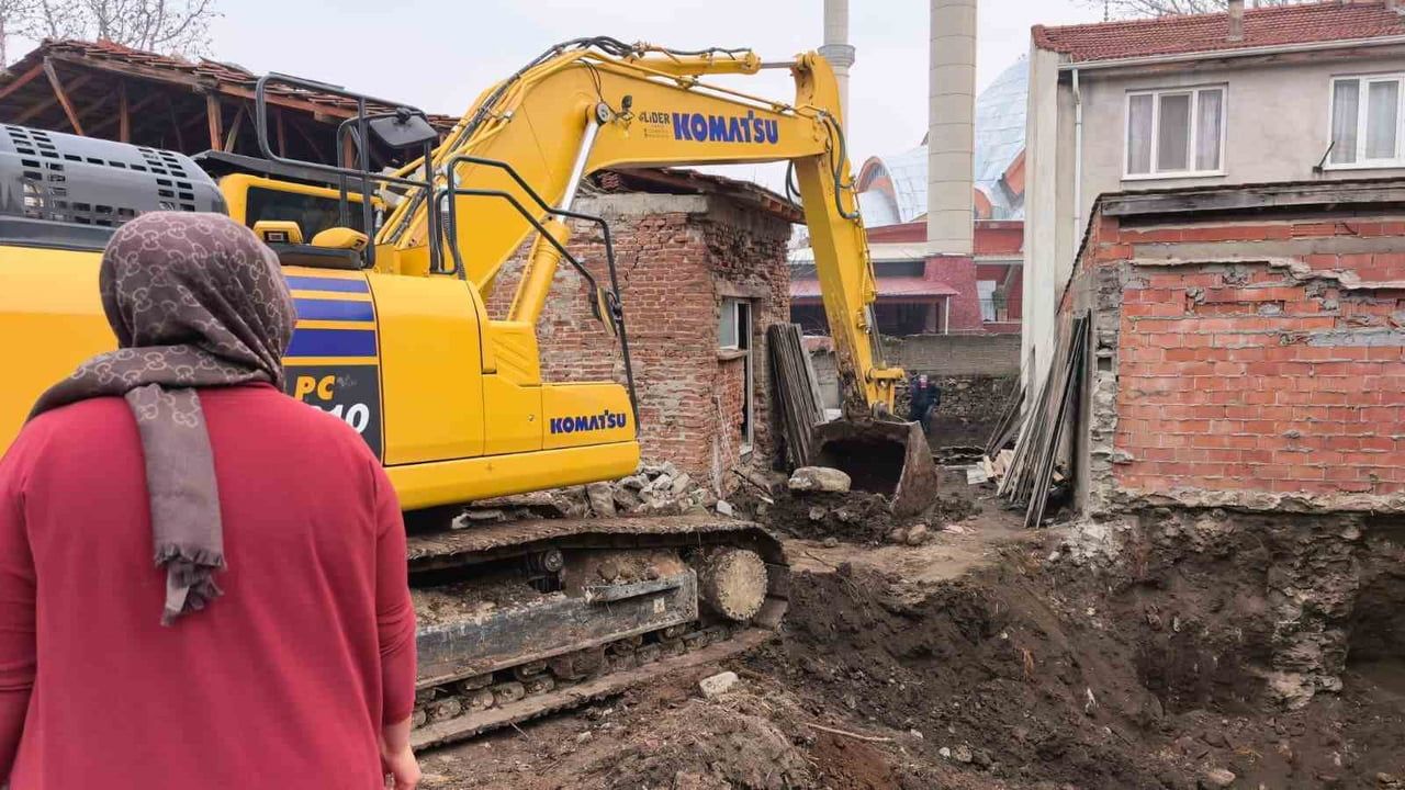 İnegöl'de İnşaat Temel Kazısında Tarihi Mezar ve Eser Kalıntıları Bulundu