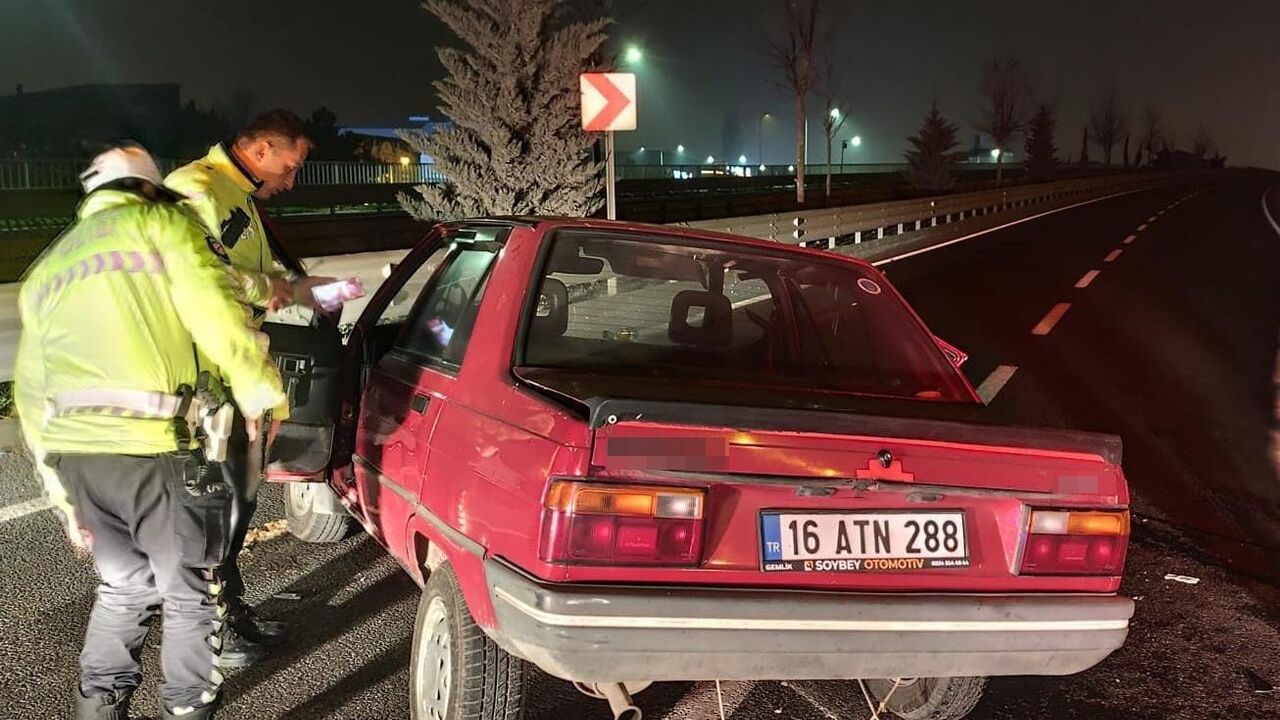 İnegöl’de kontrolden çıkan otomobil üst geçit bariyerlerine çarptı: 1’i ağır 2 yaralı