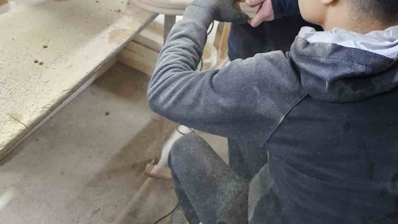 İnegöl’de mobilya fabrikasında işçi çivi tabancasıyla sol elini tahtaya sapladı; itfaiye kurtardı