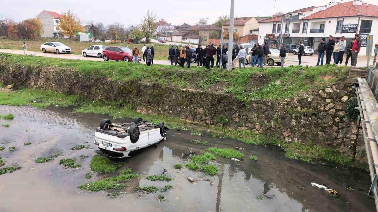 İnegöl'de otomobil dere yatağına uçtu: 3 yaralı