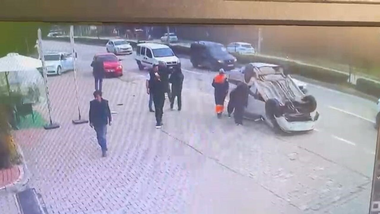 İnegöl'de otomobil refüje çarpıp takla attı, sürücü hastaneye kaldırıldı