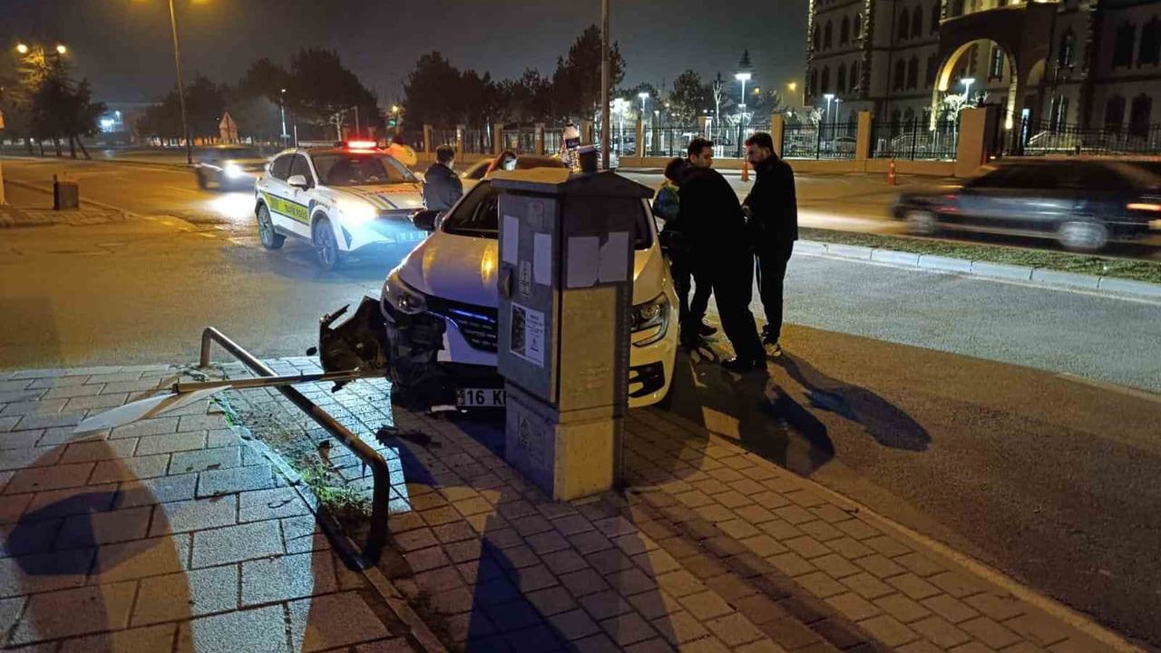 İnegöl'de otomobil trafik levhalarına çarptı: Sürücü hafif yaralandı