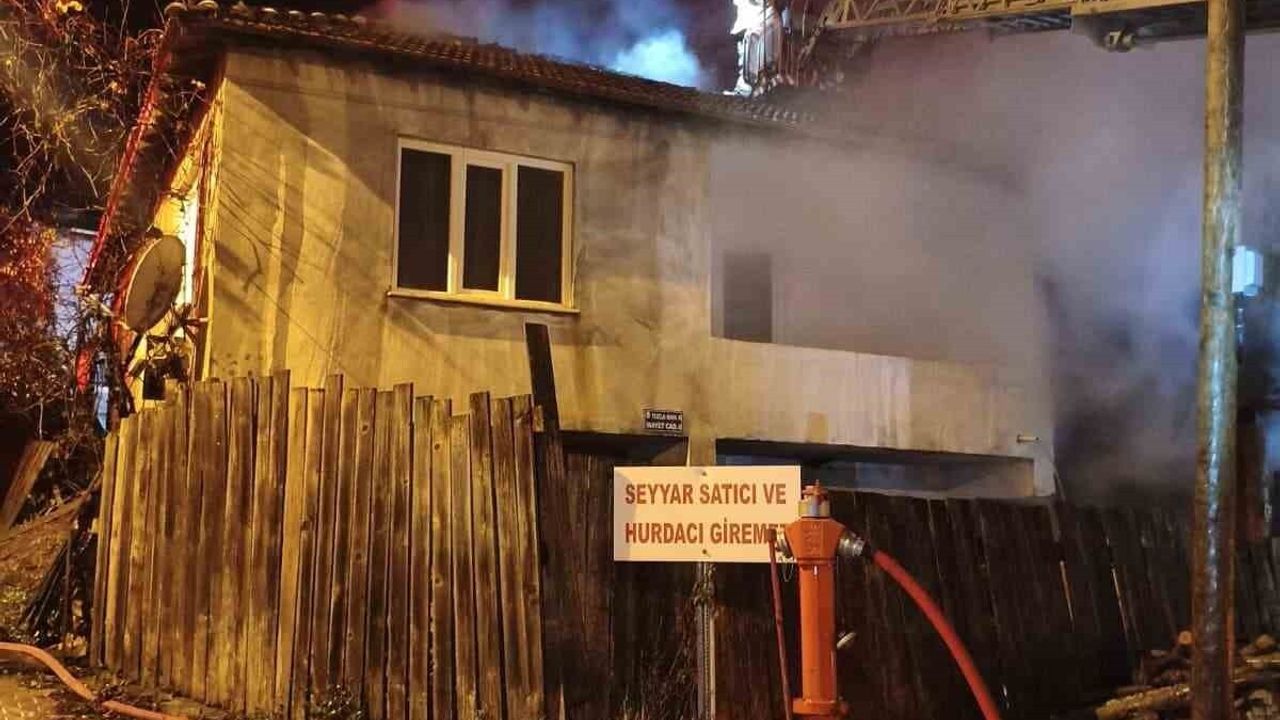 İnegöl'de samanlık yangını eve sıçradı; itfaiye 1 saatte kontrol sağladı