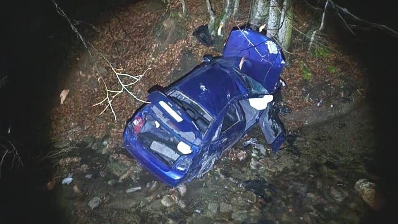 İnegöl'de uçuruma yuvarlanan otomobilde 3 kişi yaralı kurtuldu