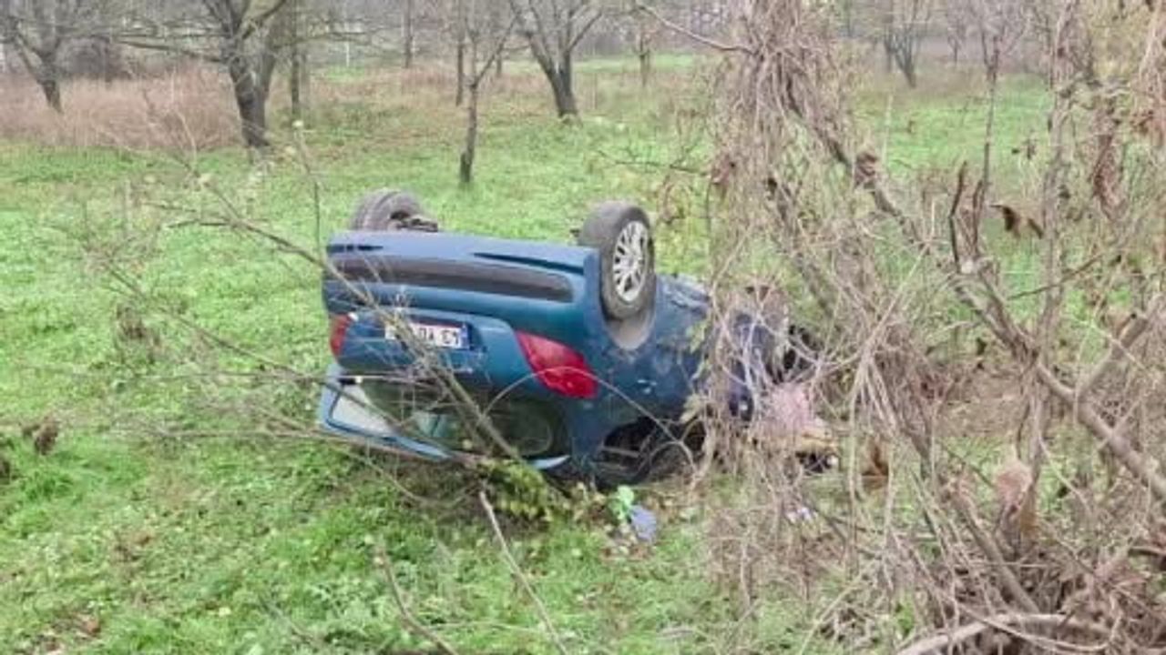 İnegöl'de yağışlı yolda kontrolden çıkan otomobil tarlaya uçtu: 2 yaralı