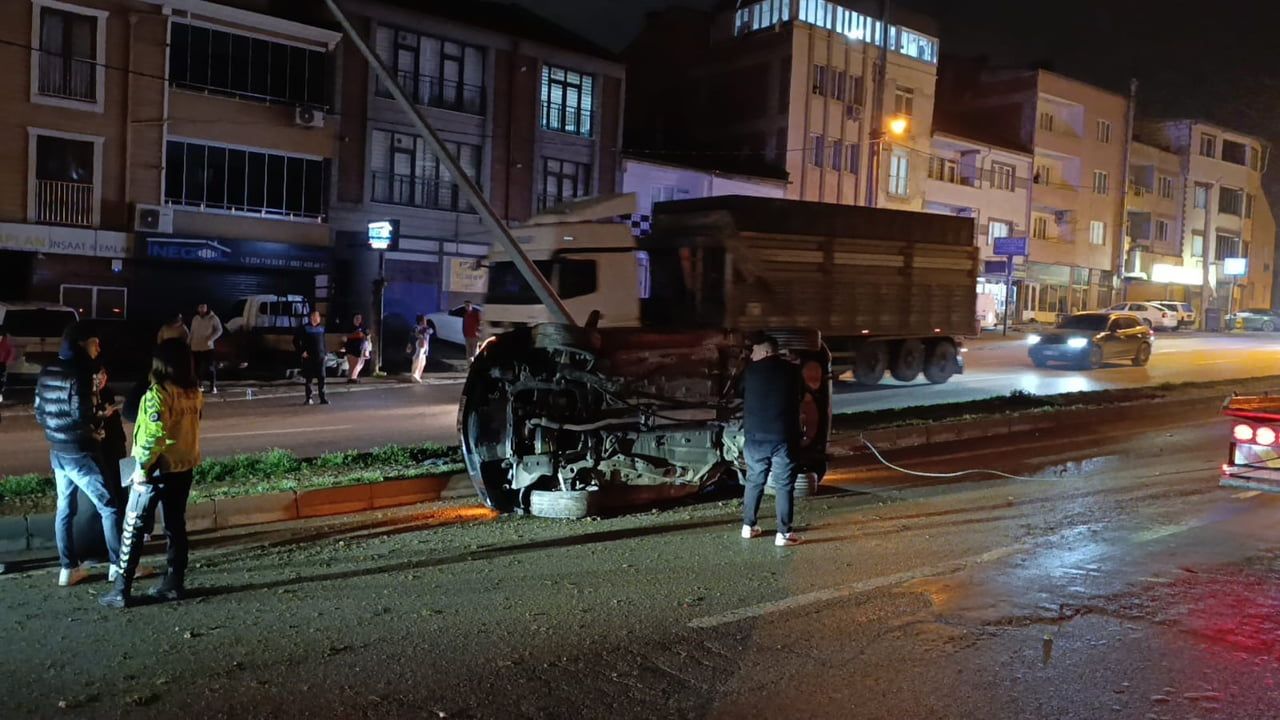İnegöl’de yağışta kayan otomobil takla atıp aydınlatma direğine çarptı: 3 yaralı