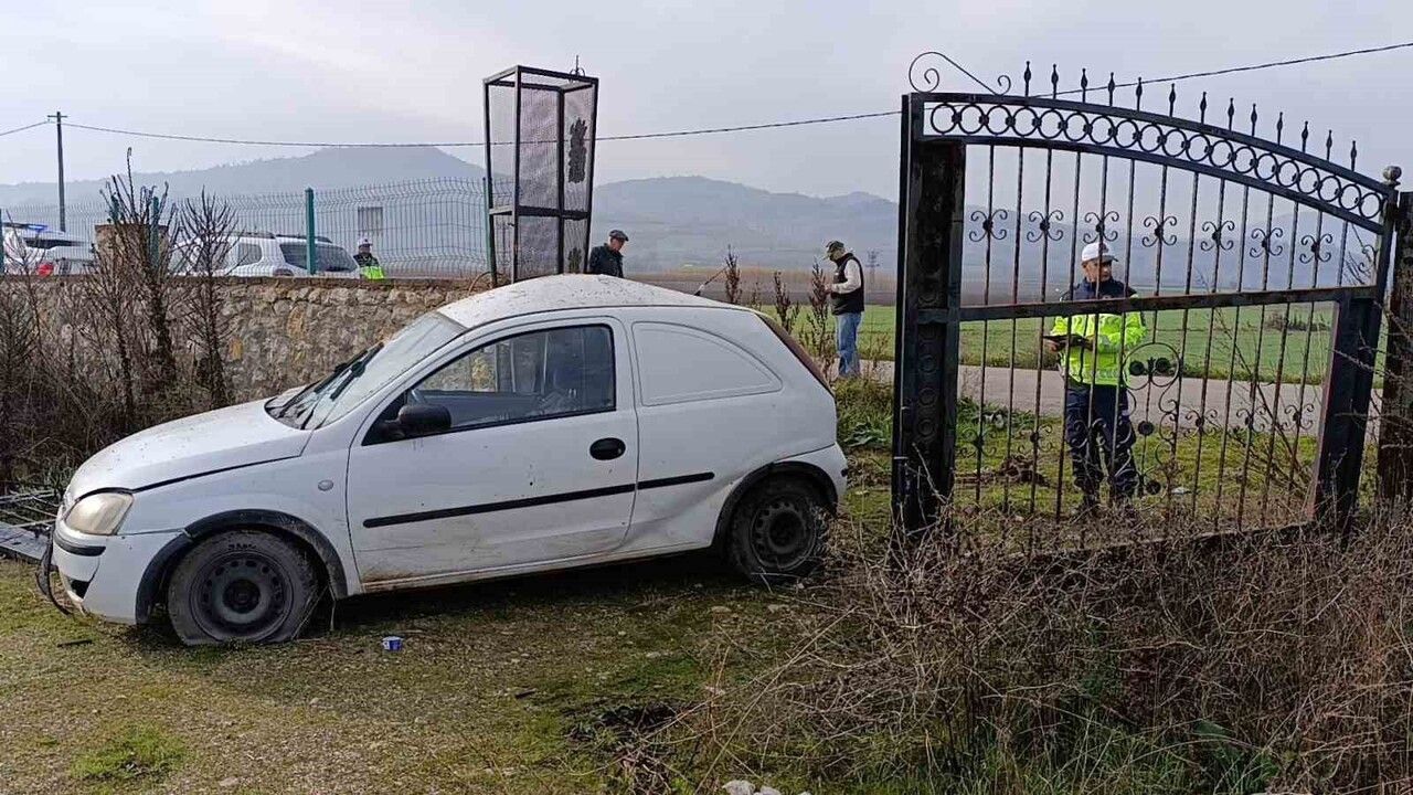 İnegöl'de yol kenarına çarpan otomobilde baygın sürücü saatler sonra donmak üzereyken bulundu