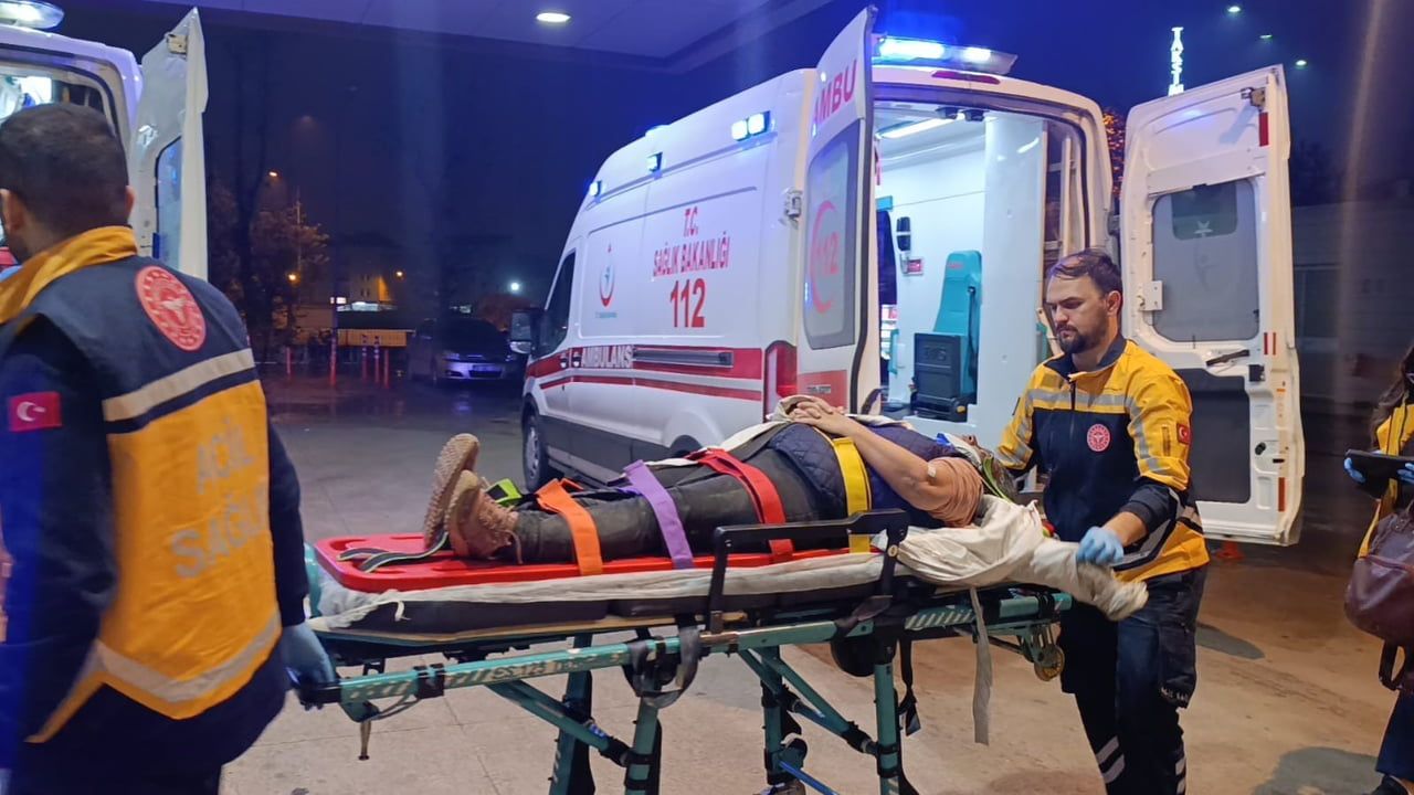 İnegöl'de yolun karşısına geçen yayaya kamyonet çarptı; 59 yaşındaki kadın hastaneye kaldırıldı