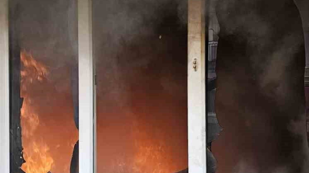 İnegöl'de zemin kat dairesinde yangın: 2 kişi dumandan etkilendi
