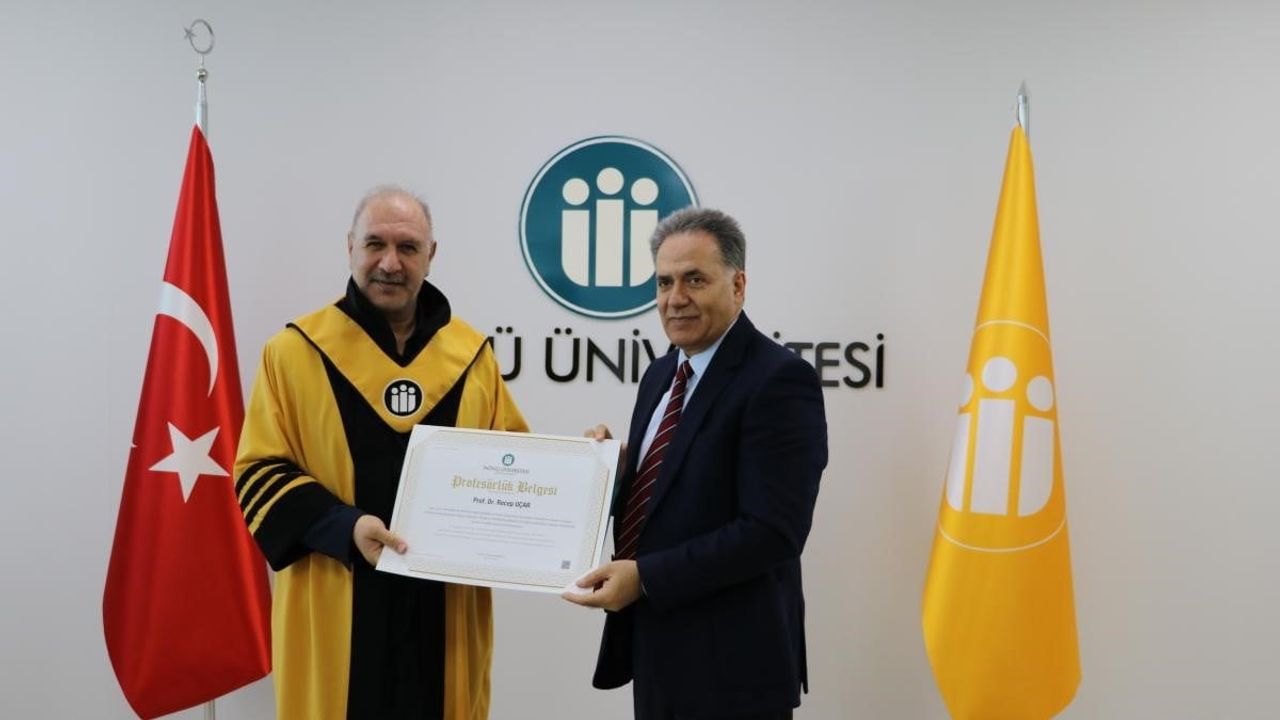 İnönü Üniversitesi'nde cübbe töreni: Rektör Akpolat unvanda yükselen akademisyenlere cübbelerini giydirdi