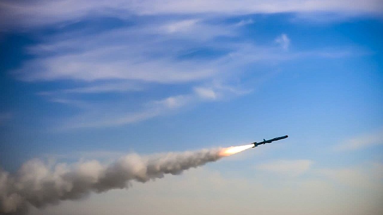 İran'ın 'Şehit Muhammed Nazeri' Tatbikatında Umman Denizi'ne Çok Sayıda Balistik ve Seyir Füzesi Atışı