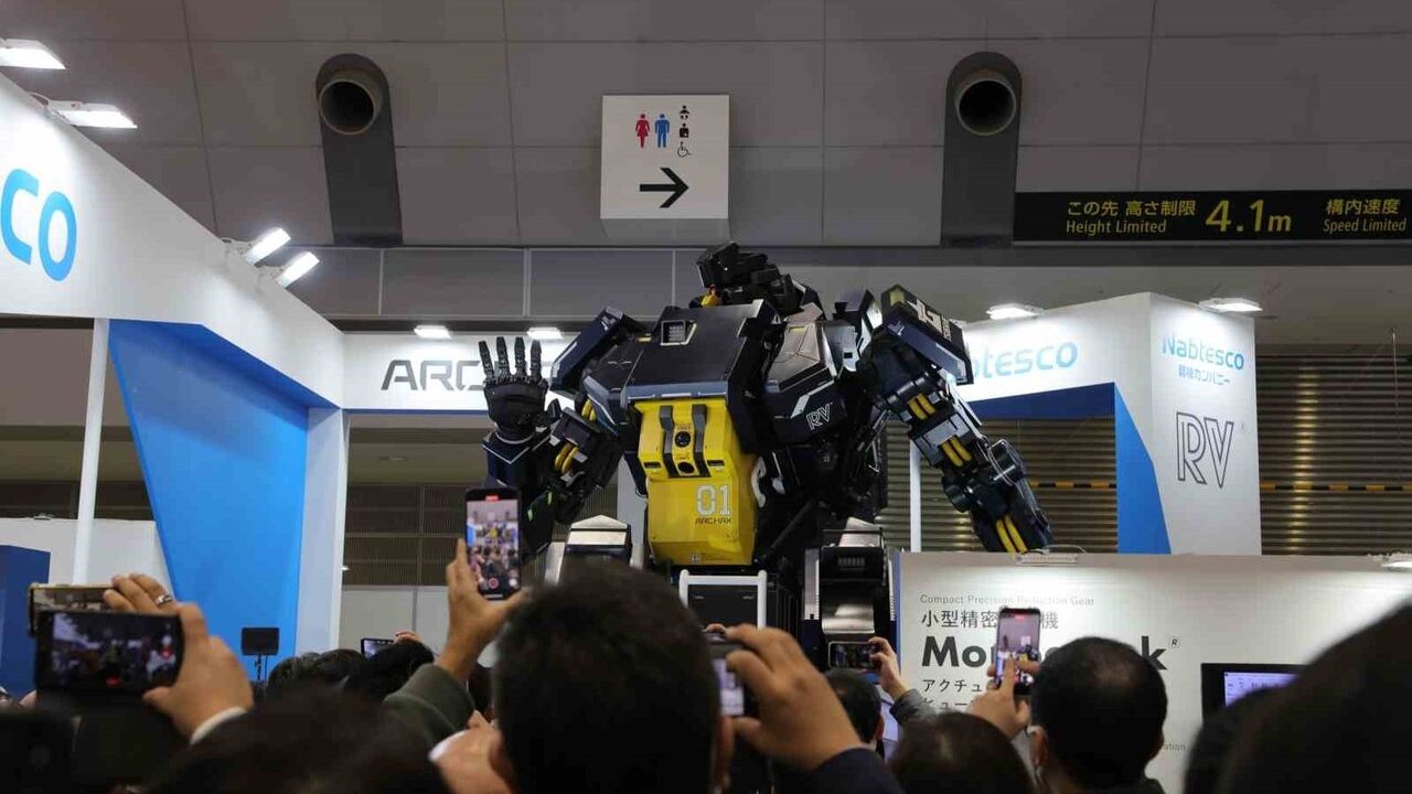 IREX 26. Uluslararası Robot Fuarı'nda insansı robot Luca'dan Türkiye'ye 'Türk lokumu' selamı